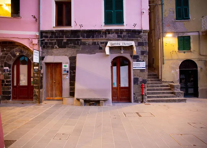 The Main Plaza - & 3* Vernazza