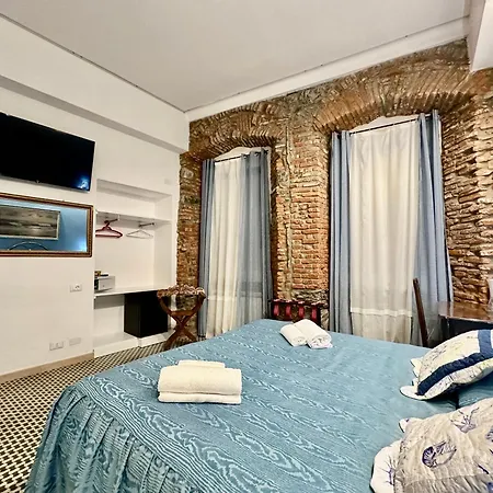 The Main Plaza - Rooms&apartment Vernazza