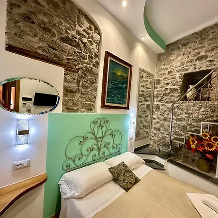The Main Plaza - Rooms&apartment Vernazza