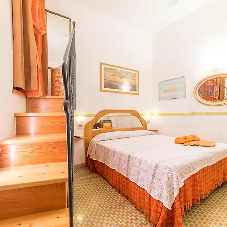 The Main Plaza - Rooms&apartment Vernazza
