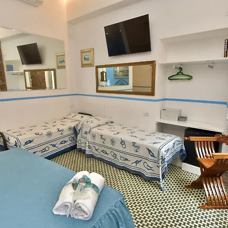 The Main Plaza - & 3* Vernazza